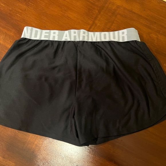 Women’s Under Armour Shorts - Picture 2 of 3
